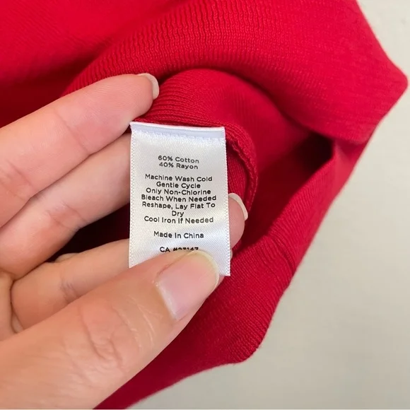 Red V-Neck Sleeveless Top - Picture 2 of 4